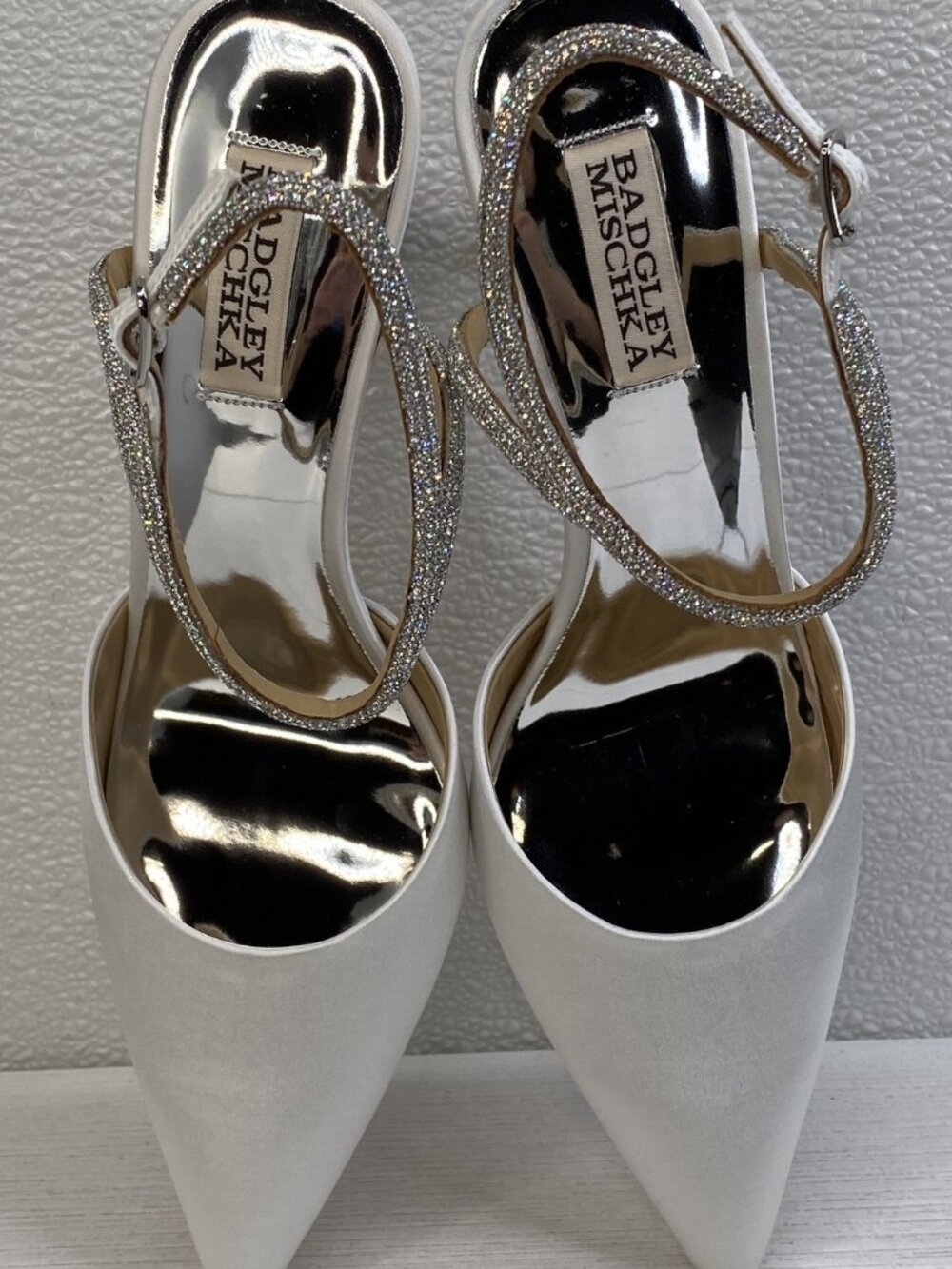 Badgley Mischka Kamilah Pumps Women's Size 8 White Satin Sparkle Stiletto Heels